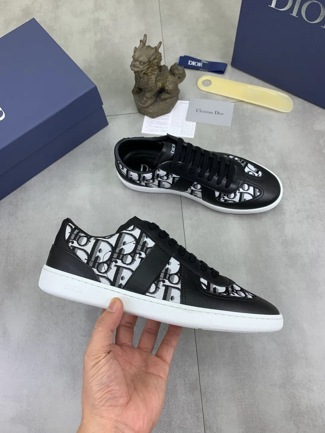 Men's shoes 💰P360 New Dior B01 moral training shoes, white first-layer cowhide, original molded outsole. New to the fall collection, this sneaker marks the return of a Dior classic, reinterpreted in a stylish and elegant silhouette. Crafted from white smooth first-grain cowhide with a tonal silk sheepskin lining, it features the Dior logo on the tongue and inner sides, and a CD icon on the heel. Paired with Tpu anti-slip soles of the same color, it can be matched with various styles to create a sophisticated look.  Code number: 38-44